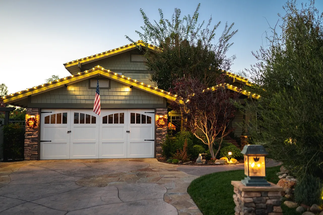 Best Bee Merry Christmas Lights Newbury Park.webp